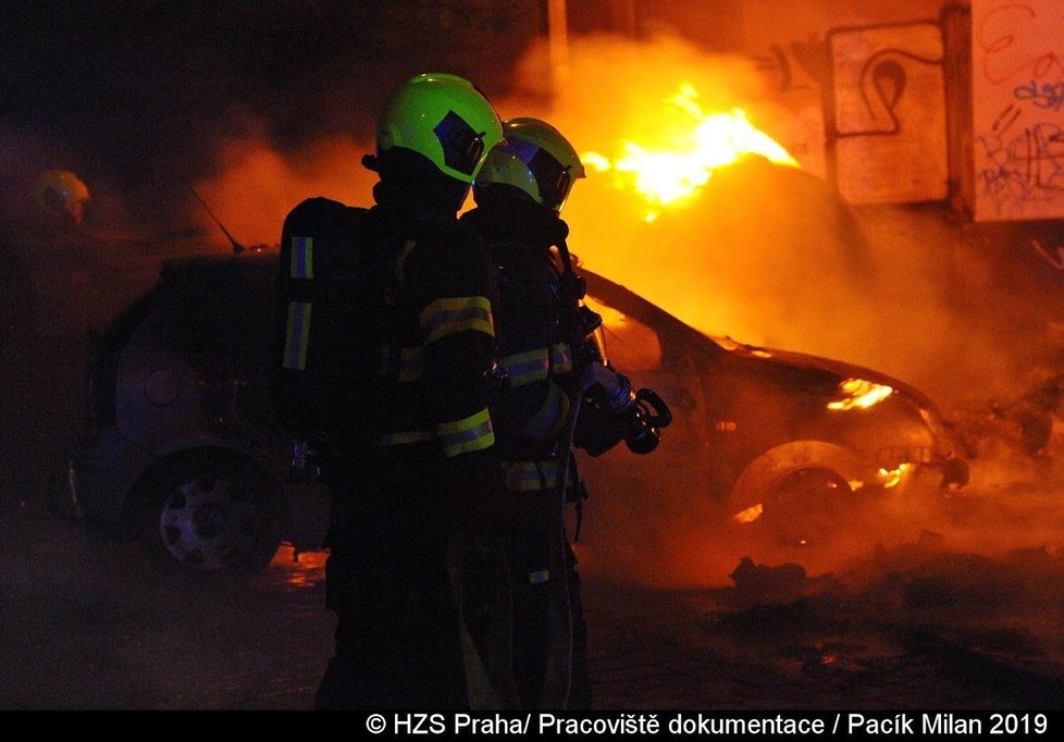 Požár v Praze 10 poškodil tři auta.