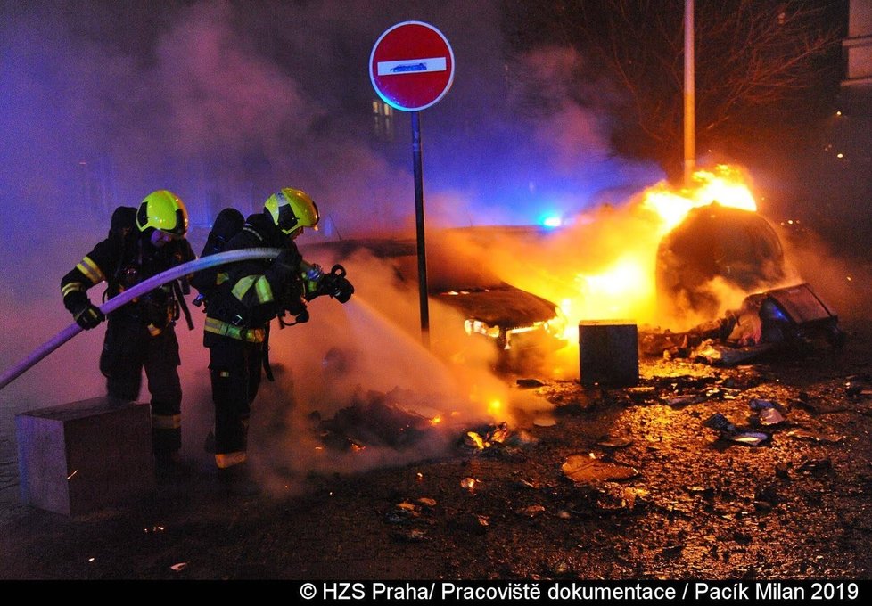Požár v Praze 10 poškodil tři auta.