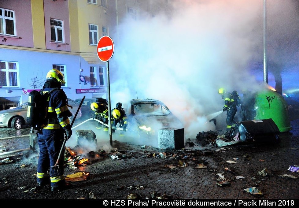 Požár v Praze 10 poškodil tři auta.