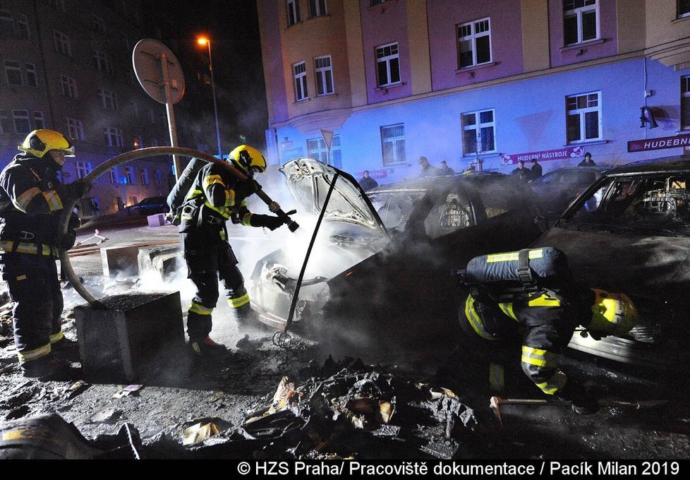 Požár v Praze 10 poškodil tři auta.