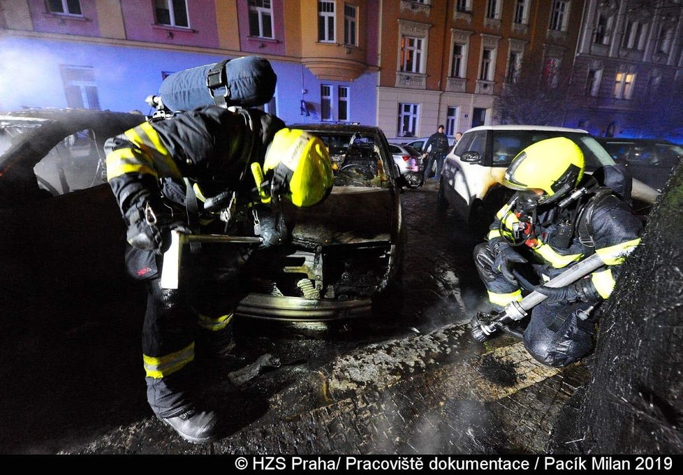 Požár v Praze 10 poškodil tři auta.