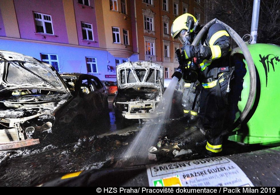 Požár v Praze 10 poškodil tři auta.