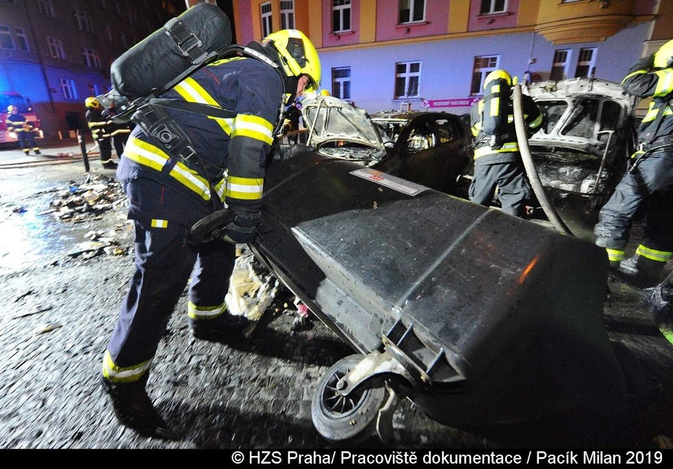 Požár v Praze 10 poškodil tři auta.