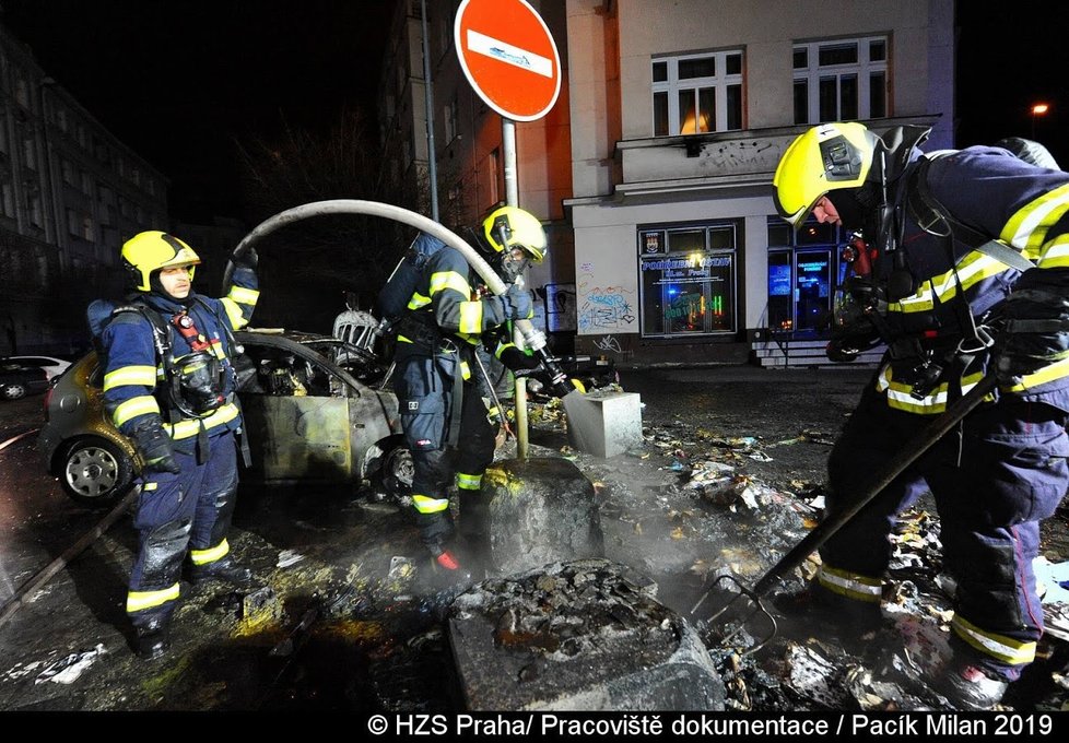 Požár v Praze 10 poškodil tři auta.