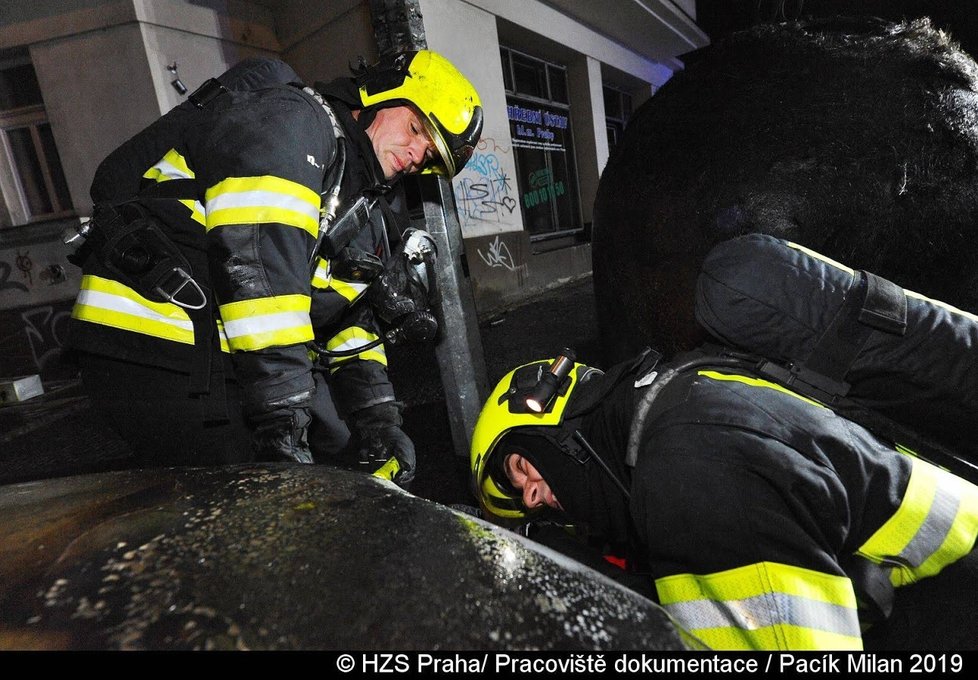 Požár v Praze 10 poškodil tři auta.