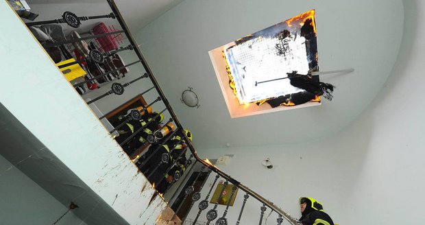 VIDEO: Požár podkrovního bytu v centru Prahy: Hasiči jej během půl hodiny uhasili