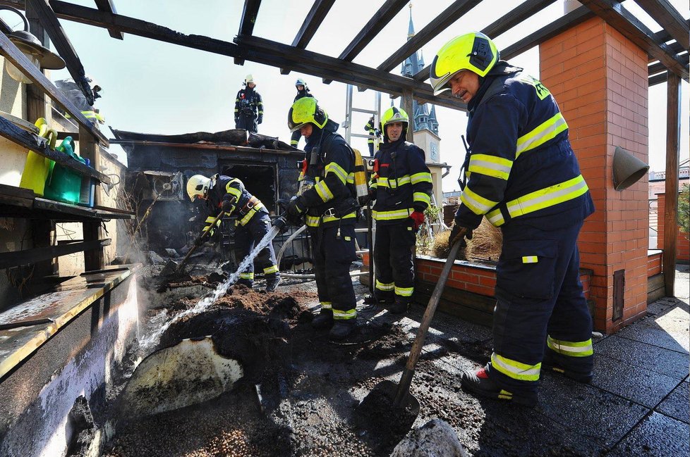 Pražští hasiči hasili okolo poledne požár podkrovního bytu v centru Prahy. Nikdo nebyl zraněn.
