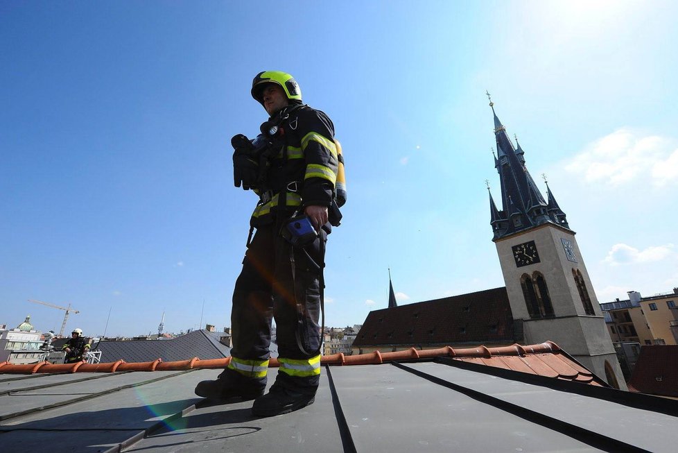 Pražští hasiči hasili okolo poledne požár podkrovního bytu v centru Prahy. Nikdo nebyl zraněn.