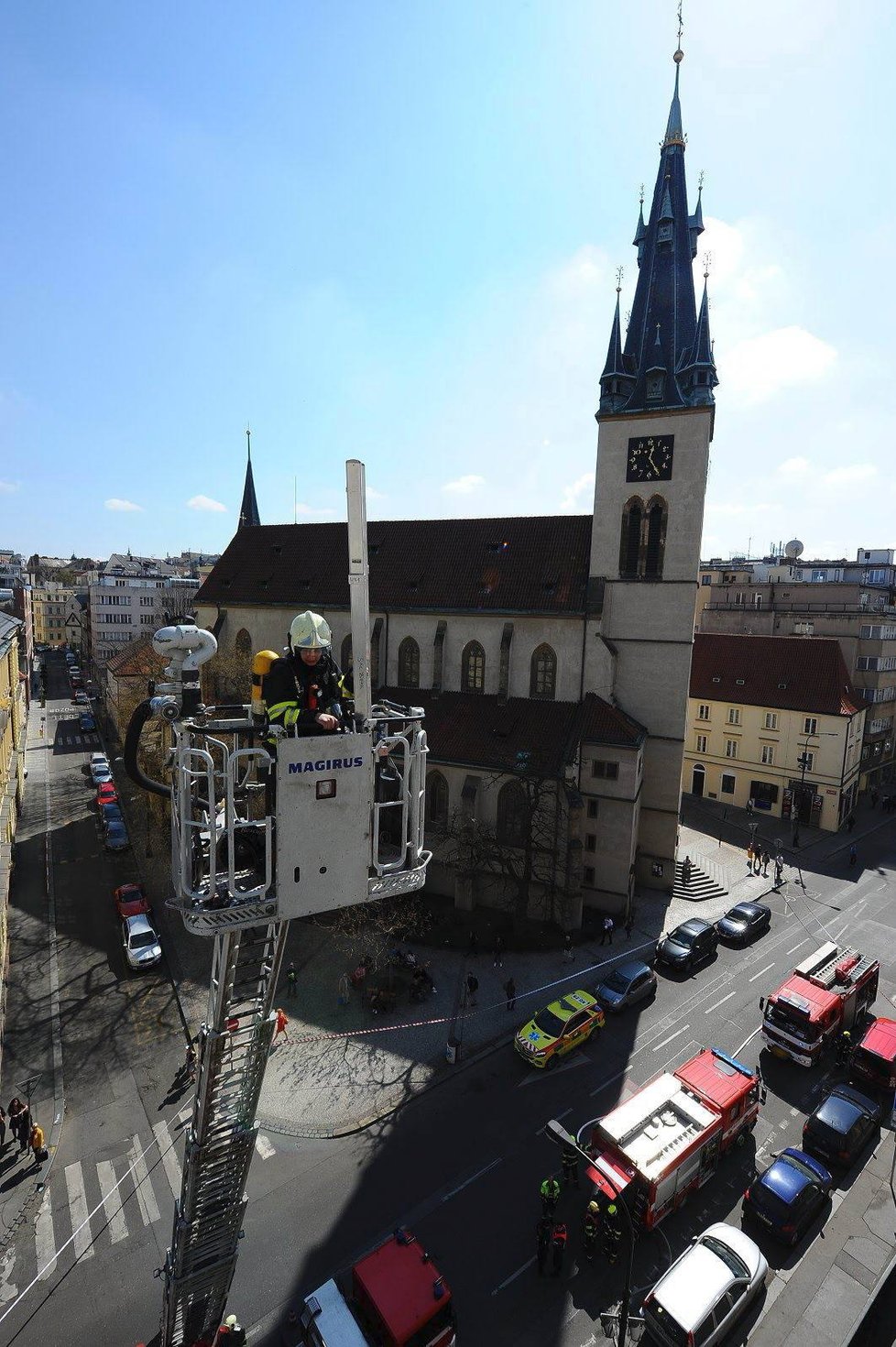 Pražští hasiči hasili okolo poledne požár podkrovního bytu v centru Prahy. Nikdo nebyl zraněn.