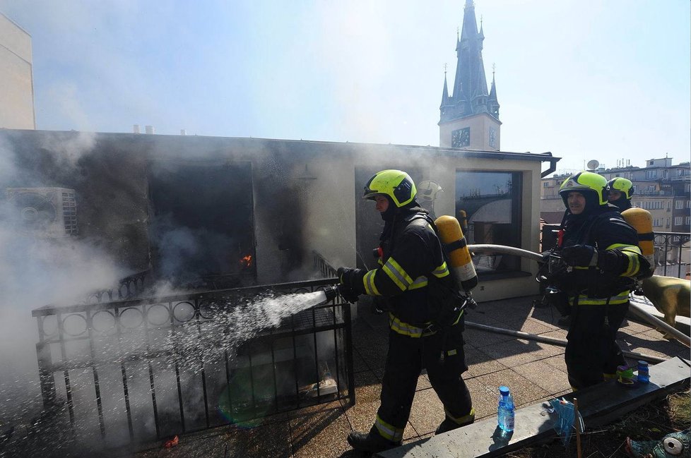 Pražští hasiči hasili okolo poledne požár podkrovního bytu v centru Prahy. Nikdo nebyl zraněn.