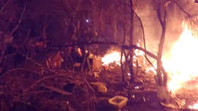 Muž zapálil přístřešek v Praze 5, při požáru uhořeli dva lidé