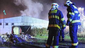 Krušná noc pražských hasičů: Nejprve hasili vybydlený objekt, následně i ubytovnu plnou lidí