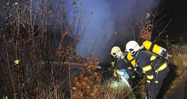 Pražští hasiči měli před středeční půlnocí plné ruce práce s hašením požáru vybydleného TESKO objektu v Karlovarské ulici.