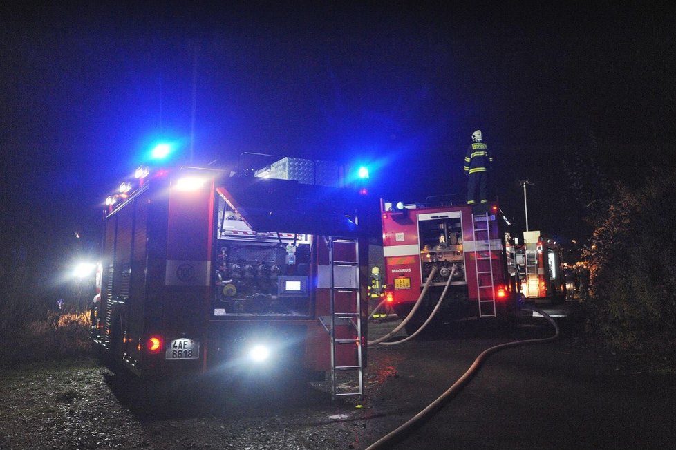 Pražští hasiči měli před středeční půlnocí plné ruce práce s hašením požáru vybydleného TESKO objektu v Karlovarské ulici.