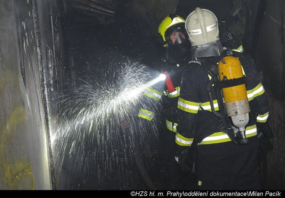 Pražští hasiči měli před středeční půlnocí plné ruce práce s hašením požáru vybydleného TESKO objektu v Karlovarské ulici.