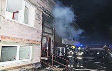 Praha 9 v plamenech: Podpálená auta, hořící ubytovna!