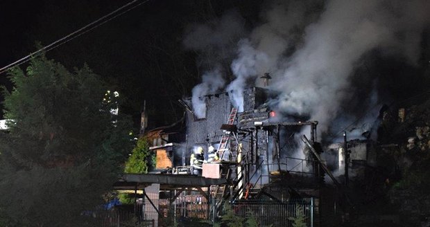 Požár chaty v Černošicích způsobil milionovou škodu.