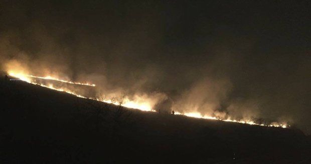 Obří požár v Praze: Byl vidět na kilometry daleko! Způsobila ho pyrotechnika?