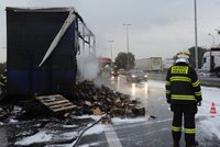 U pražského letiště hořel kamion s náhradními díly. Škoda je téměř milion korun