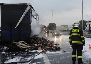 V ulici Lipská u pražského letiště hořel kamion. Škoda je 900 tisíc korun.