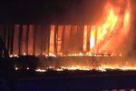 Hasiči celou noc bojovali s obřím požárem haly v pražské Michli