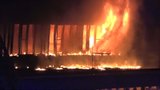Škoda za 100 milionů! Halu v pražské Michli zachvátil požár, likvidovala ho stovka hasičů