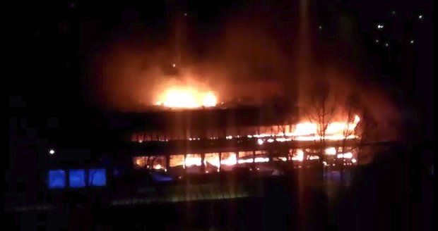 Hasiči celou noc bojovali s obřím požárem haly v pražské Michli.