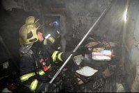 Policisté zachraňovali tři lidi z hořícího domu: "Sběratel" dům zaplnil papírem a odpadky