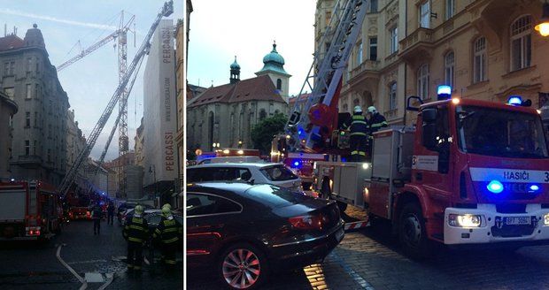 Sedm hasičských jednotek hasilo požár v centru Prahy: Opravovanému domu chytla střecha