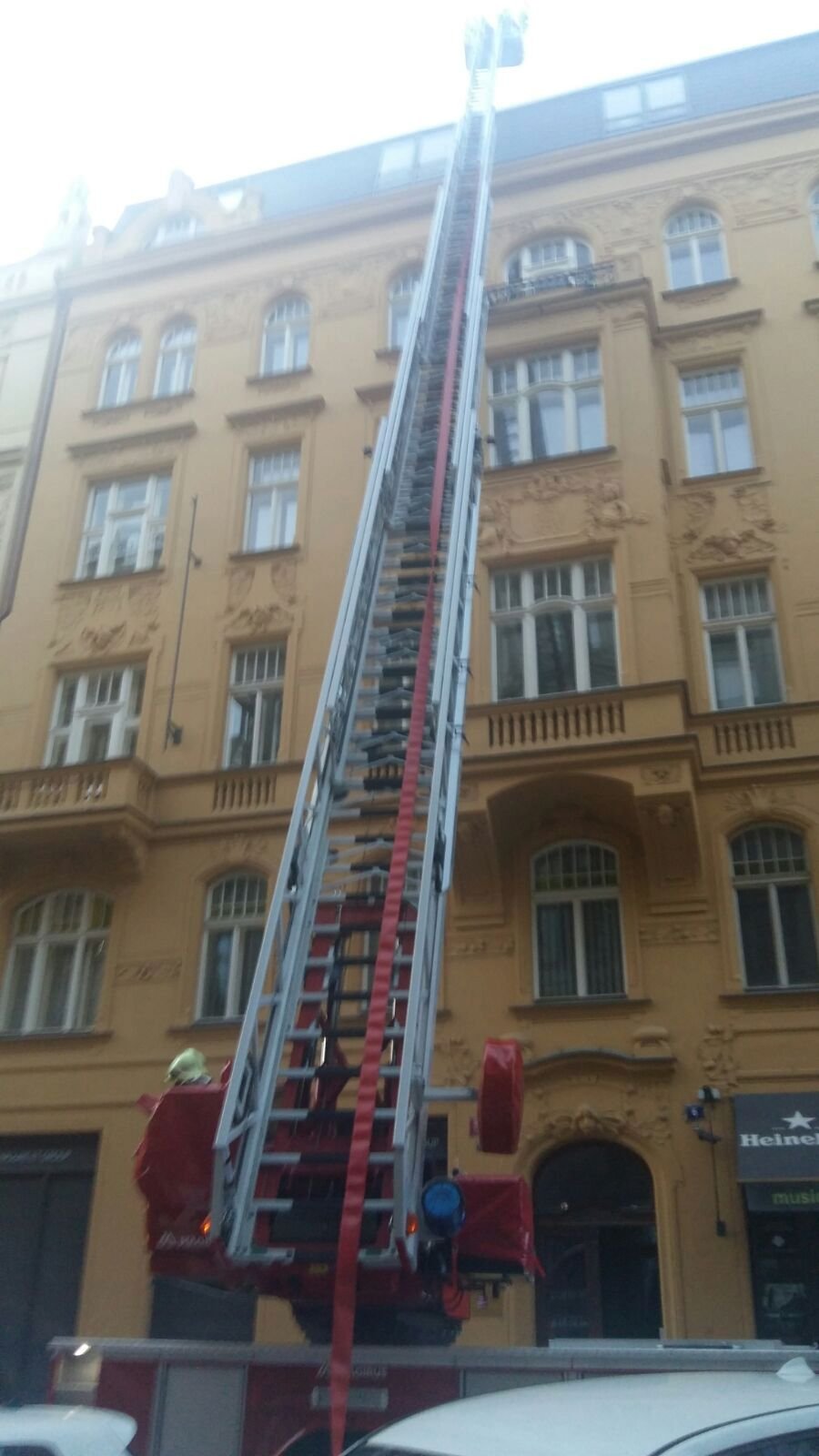 Sedm hasičských jednotek hasilo požár v centru Prahy: Opravovanému domu chytla střecha.