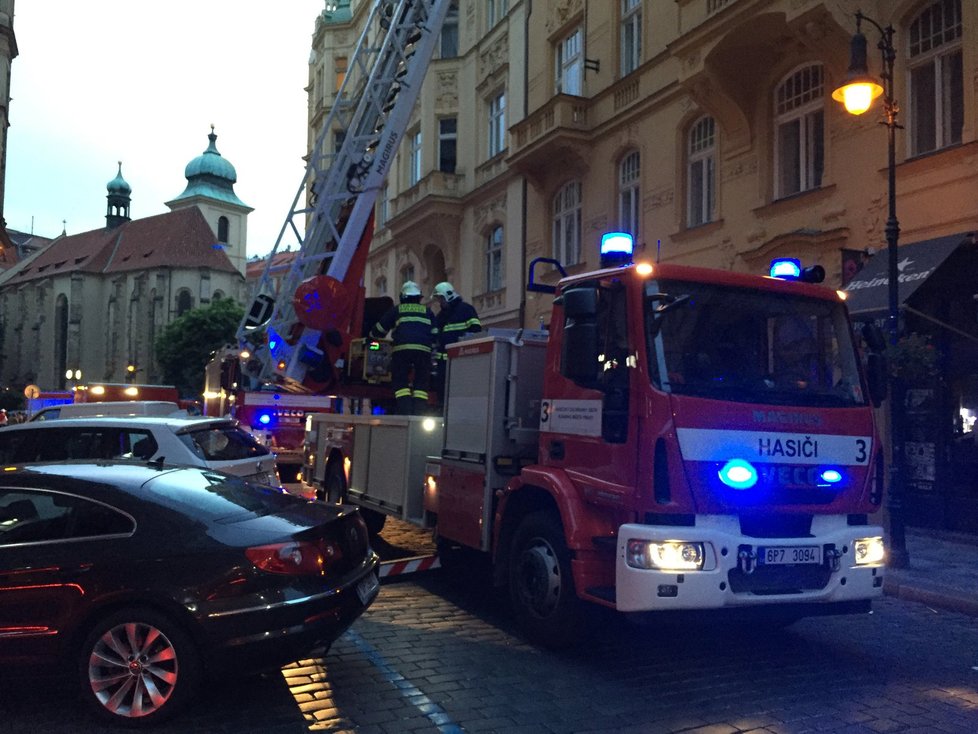 Sedm hasičských jednotek hasilo požár v centru Prahy: Opravovanému domu chytla střecha.