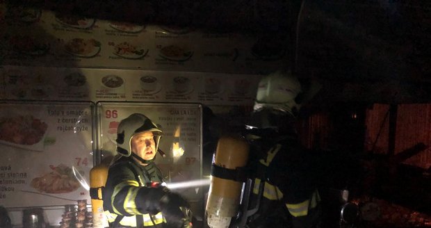 Pět jednotek hasičů zasahovalo v pondělí večer u požáru v obchodním centru Řepy, při požáru nebyl nikdo zraněn.