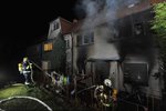 Při požáru zemřela žena a dvouleté dítě, dalších 14 lidí z okolních domů bylo evakuováno, jeden člověk skončil v nemocnici.