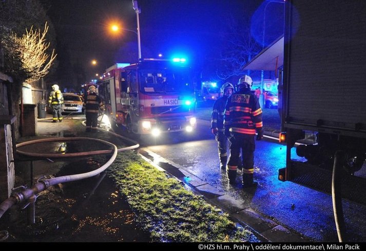 Hasiči dostali oheň pod kontrolu zhruba za hodinu. Příčiny se vyšetřují.