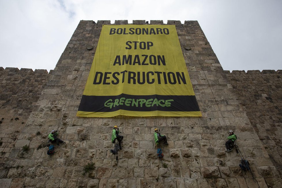 Brazilský prezident Jair Bolsonaro se nevyhnul kritice za kácení pralesů ani na státní návštěvě Izraele.