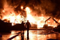 Požár skládky pražců na Sokolovsku: Zranění hasiči a zvláštní stupeň poplachu