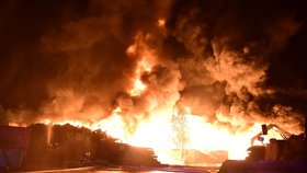 Požár skládky pražců na Sokolovsku