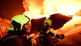 Požár skládky pražců na Sokolovsku