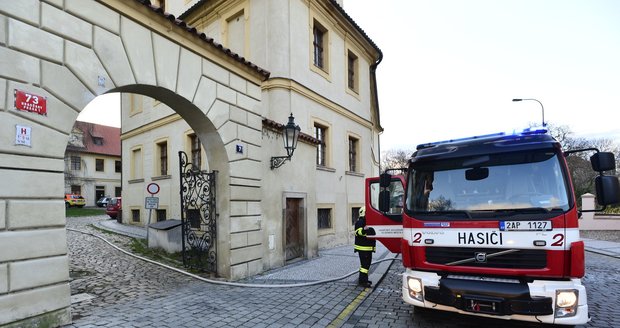 Požár nedaleko Zemanovy vily a Pražského hradu: Zemřela žena!