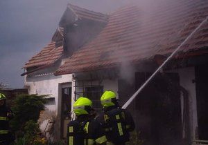 Požár přístavku u rodinného domu ve Slivenci.
