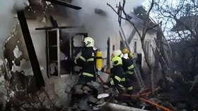 Po uhašení požáru přístavku rodinného domu ve Strážnici našli hasiči uvnitř staršího muže bez známek života.
