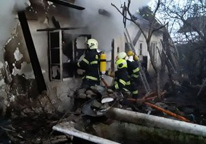 Po uhašení požáru přístavku rodinného domu ve Strážnici našli hasiči uvnitř staršího muže bez známek života.