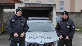 Policisté zachránili muže, ležel u hořícího přívěsu a hořel na něm oděv.