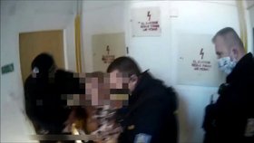 Policisté v Ostravě zachránili popálenou důchodkyni (74) z hořícího bytu.