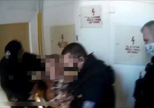 Policisté v Ostravě zachránili popálenou důchodkyni (74) z hořícího bytu.