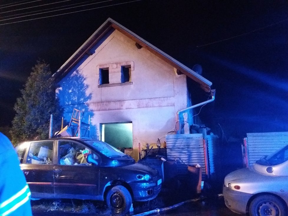 Tragický požár domu na Jičínsku: V ohnivém pekle uhořela psí smečka.