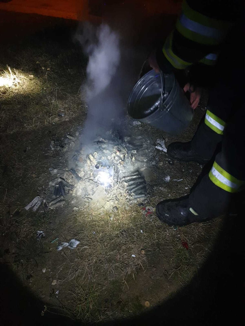 Jednotka HZS Neratovice zasahovala u požáru zbytků po pyrotechnice a trávy.