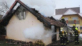 Hasiči likvidovali požár domku s dřevěnou pergolou v Radotíně.