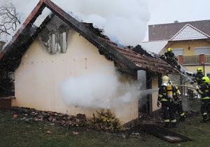 Hasiči likvidovali požár domku s dřevěnou pergolou v Radotíně.