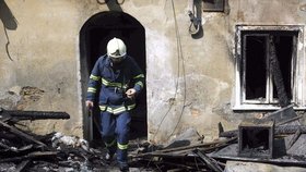Neznámí pachatelé vhodili v noci na 19. dubna zápalné láhve do rodinného domu ve Vítkově na Opavsku. Při následném požáru byli zraněni tři lidé, mezi nimi dvouleté dítě, které utrpělo popáleniny na 80 procentech těla.